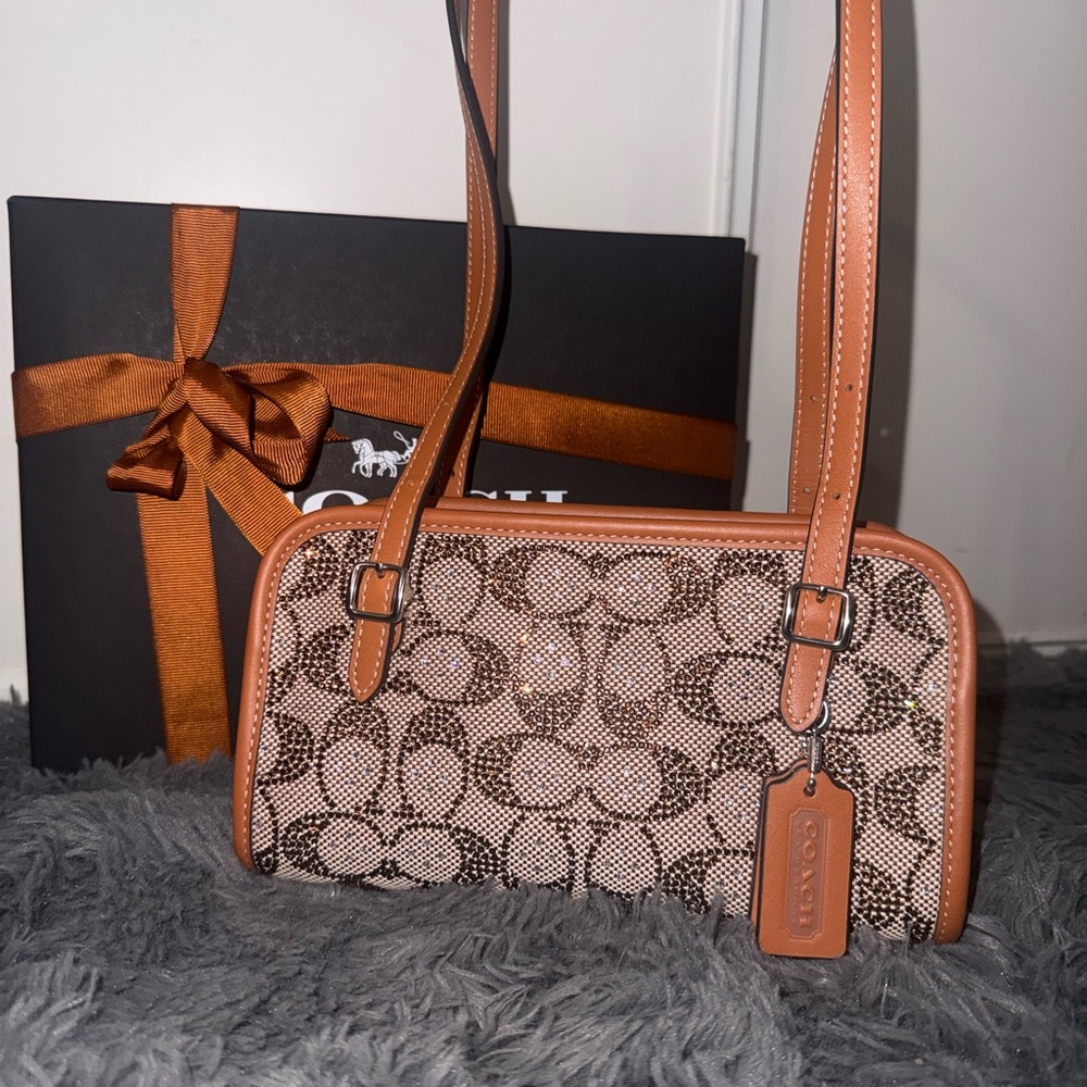 Coach CBH53 Swing Zip Bag 20 In Crystal Signature Jacquard
